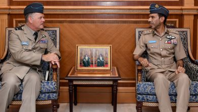 قائد سلاح الجو السلطاني العُماني بالإنابة يستقبل مسؤولًا بريطانيًّا